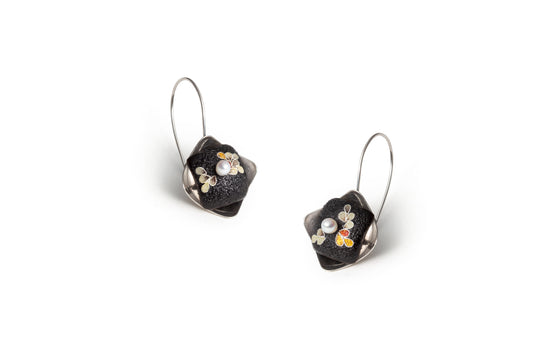 Black square earrings with petal design