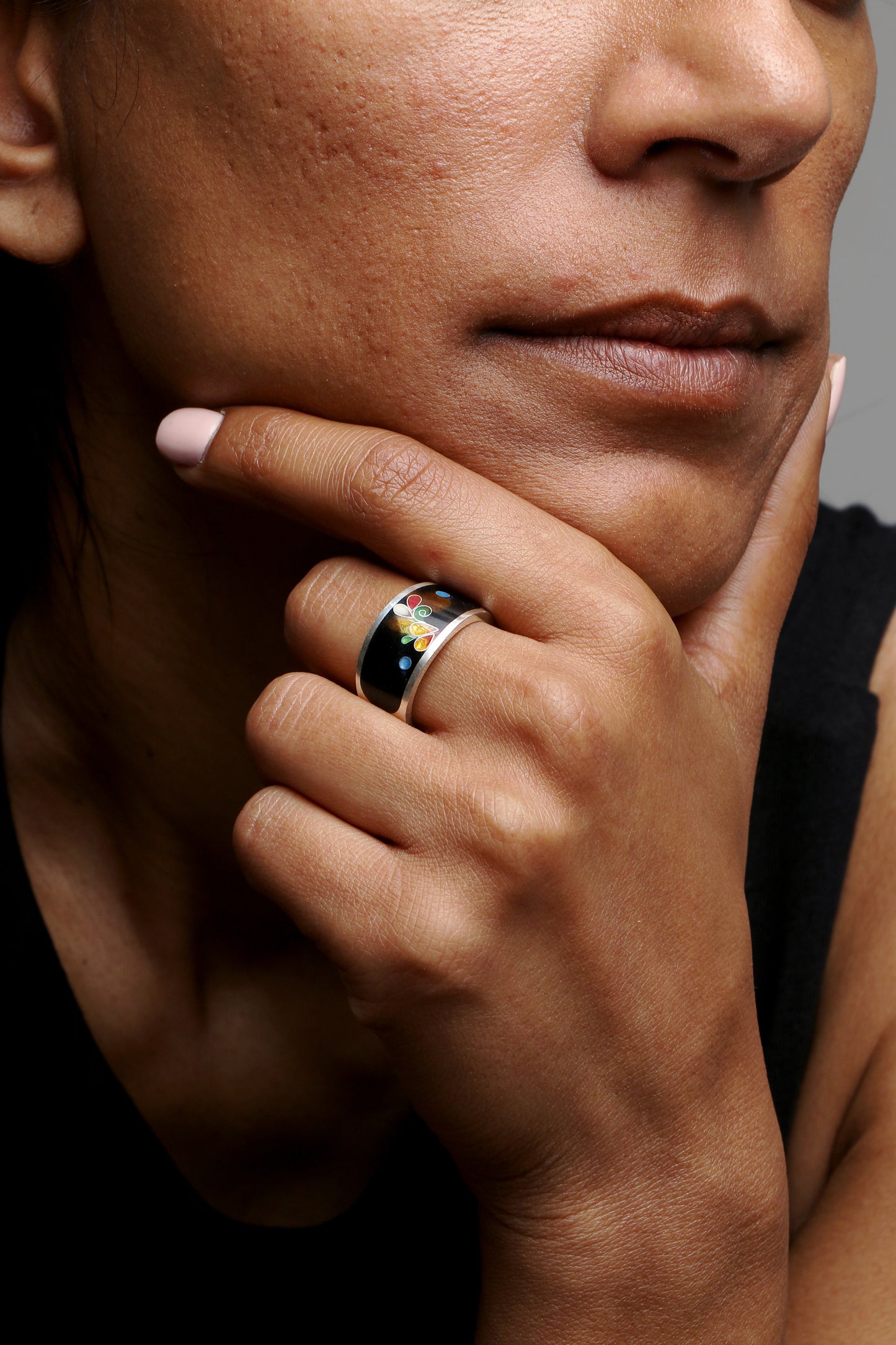 Band ring with floral design